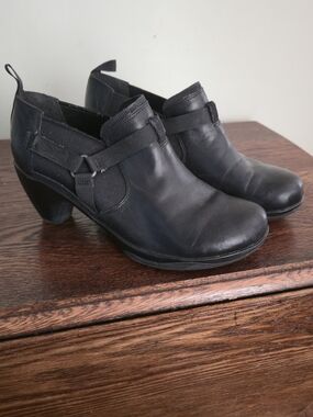 Merrell Black Leather Low Heel Slip-On Pumps